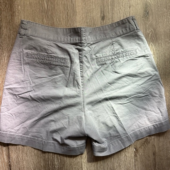 Women Old Navy Gray Bermuda Shorts Classic Style size 10 - Picture 2 of 5
